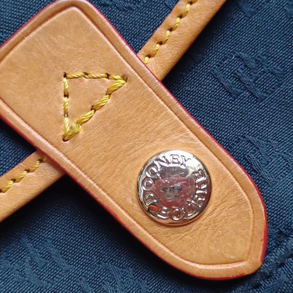 Dooney and Bourke wristlet - Picture 14 of 14